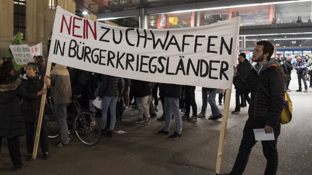Personen demonstrieren in Bern gegen die Ausfuhr von Waffen. Nun hat Jordanien vergangenes Jahr einer Schweizer Delegation die Kontrolle von aus der Schweiz exportierten Waffen teilweise verweigert. (Archivbild)
