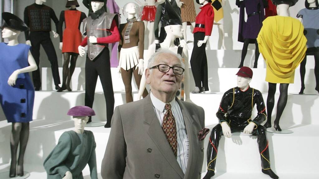 ARCHIV - Der französische Modedesigner Pierre Cardin präsentiert seine Ausstellung «Design und Mode 1950- 2005» in der Akademie der Künste. Foto: Ronald Zak/AP/dpa