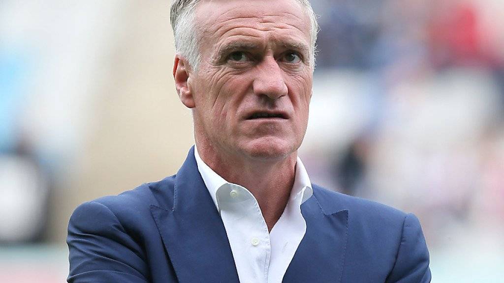 In typischer Pose: Frankreichs Nationaltrainer Didier Deschamps