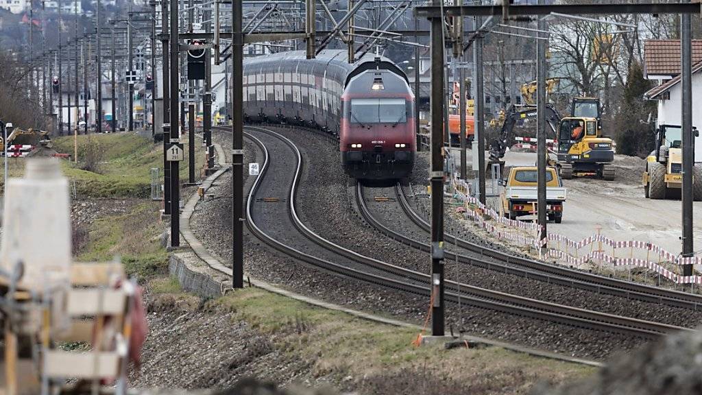 Für die stark belastete Bahninfrastruktur gibt es in den nächsten vier Jahren mehr Geld. Der Ständerat hat am Montag 13,2 Milliarden Franken gesprochen. (Archivbild)