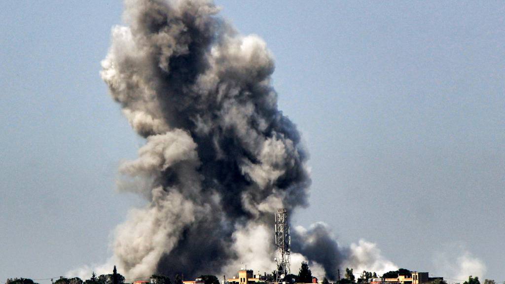 Rauchschwaden sind nach einem israelischen Luftangriff auf das südlibanesische Dorf Arnoun zu sehen. Foto: --/dpa