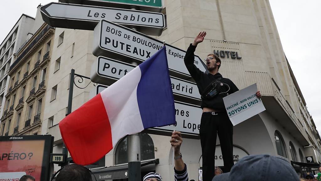In mehreren französischen Städten sind Demonstrationen gegen die neuen strengeren Corona-Regeln angekündigt. Mit diesen wird die Pflicht zu einen Impf-, Test- oder Genesungsnachweis deutlich ausgeweitet. Foto: Adrienne Surprenant/AP/dpa Foto: Adrienne Surprenant/AP/dpa