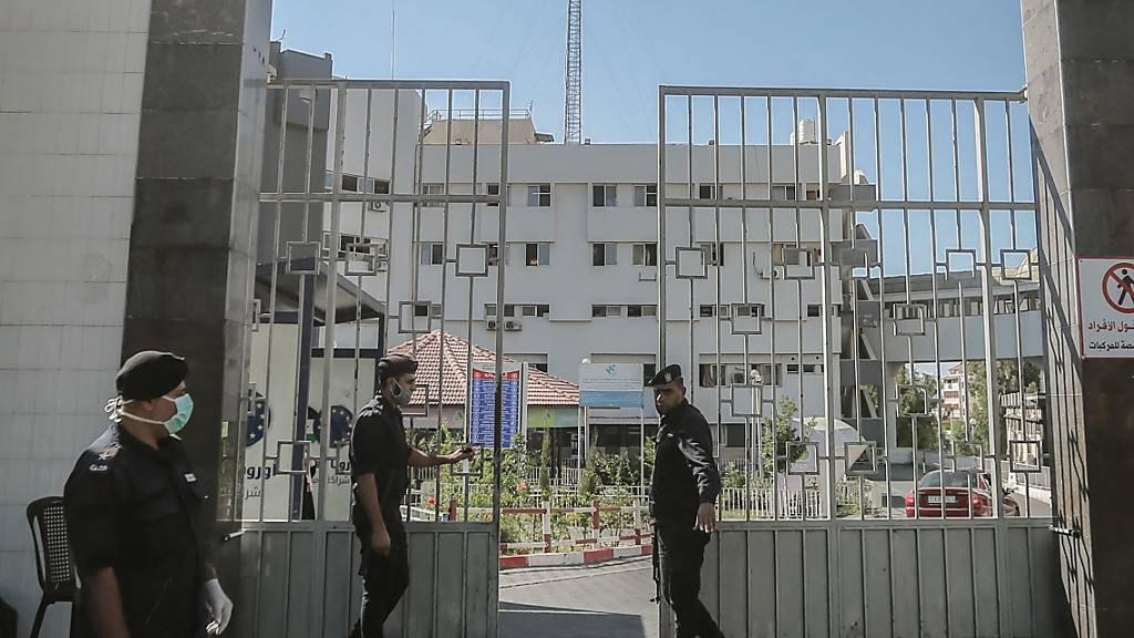 ARCHIV - Mitglieder der islamistischen Hamas bewachen die Tore des Schifa-Krankenhaus. Foto: Mohammed Talatene/dpa