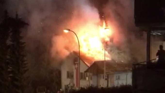 Meterhohe Flammen: Brand im ehemaligen Gasthof zum Engel