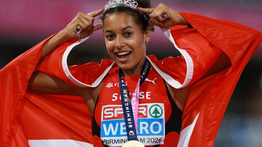 Audrey Werro setzt sich die Krone auf