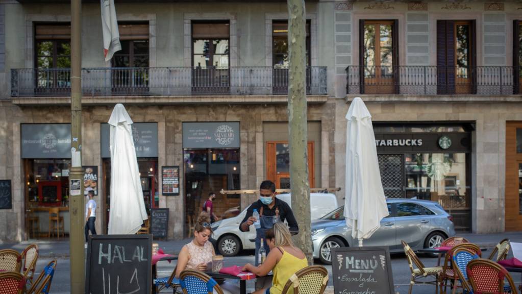Zur Eindämmung stark steigender Corona-Infektionen hat Katalonien mit der Touristenmetropole Barcelona die Schließung aller Bars und Restaurants angeordnet. (Foto: David Zorrakino/EUROPA PRESS/dpa)