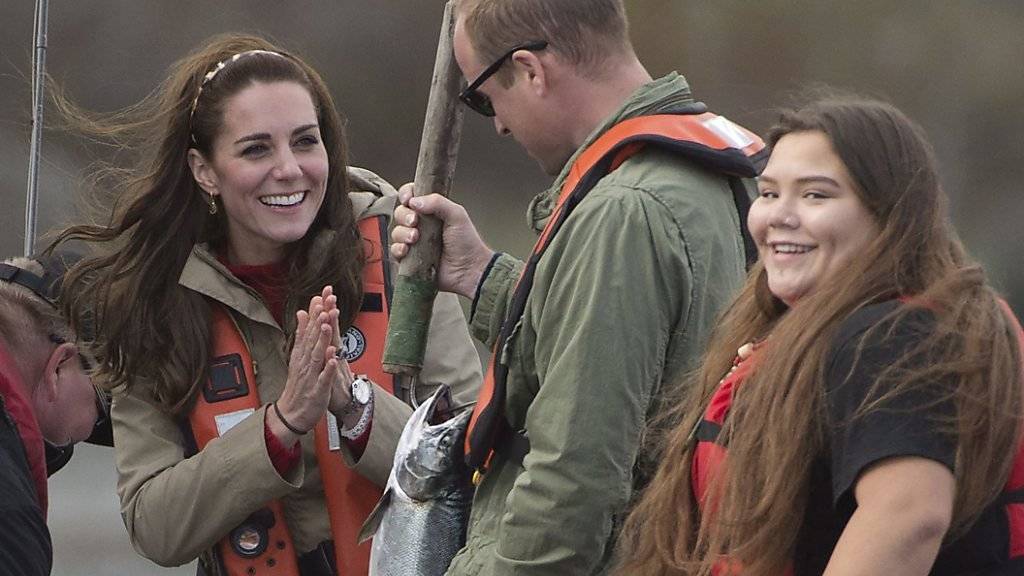 Herzogin Kate (links) und Prinz William beim Lachsfischen im kanadischen British Columbia.