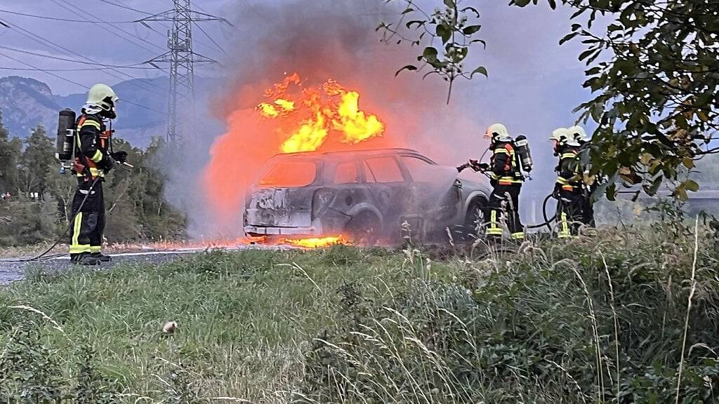 Auto brennt bei Bad Ragaz nach Fahrerflucht komplett aus