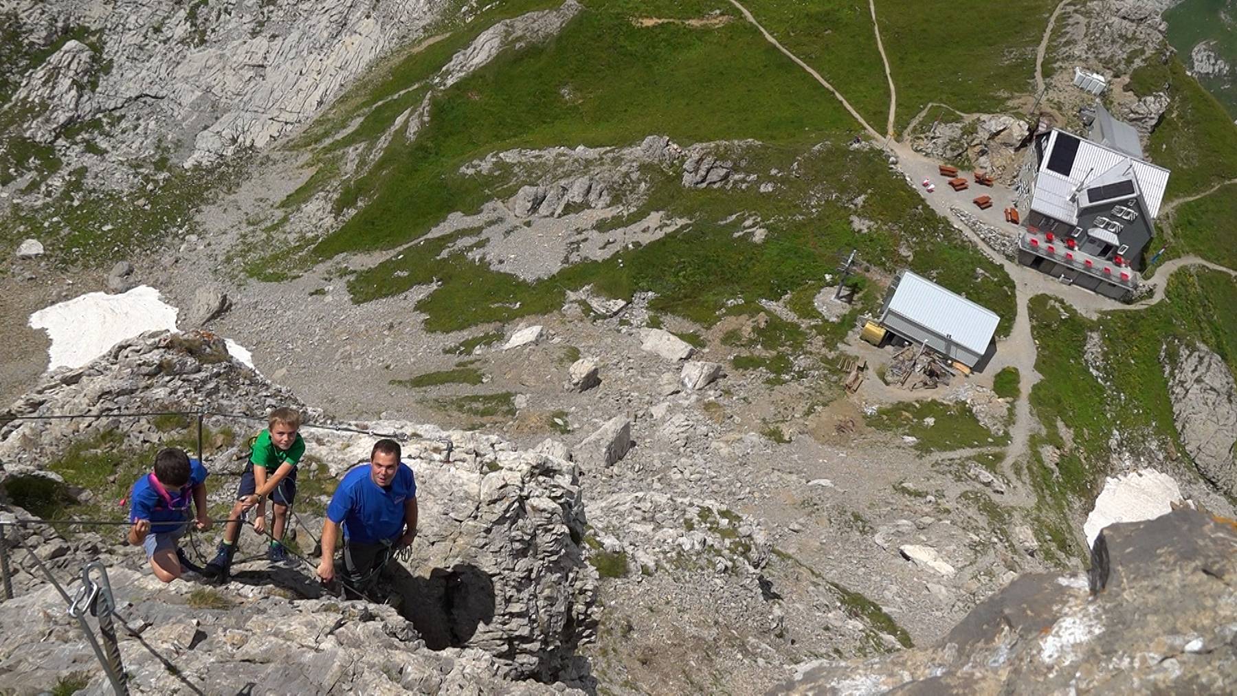 Rotsteinpass-Wirt Albert Wyss auf Klettertour mit seinen Söhnen