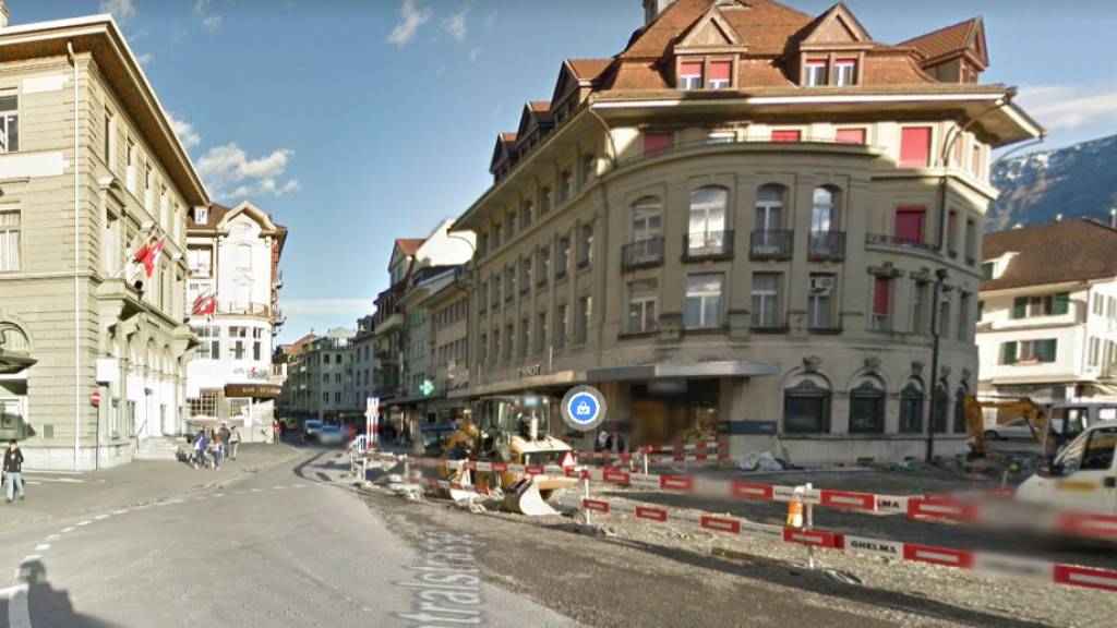 Der Tote wurde an der Interlakner Centralstrasse im Ortszentrum aufgefunden.