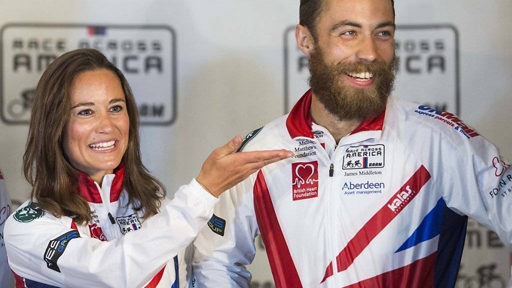 Wird das Velotrikot gegen den Skianzug austauschen: Pippa Middleton mit ihrem Bruder James nach dem Abschluss des Race Across America. (Archivbild)