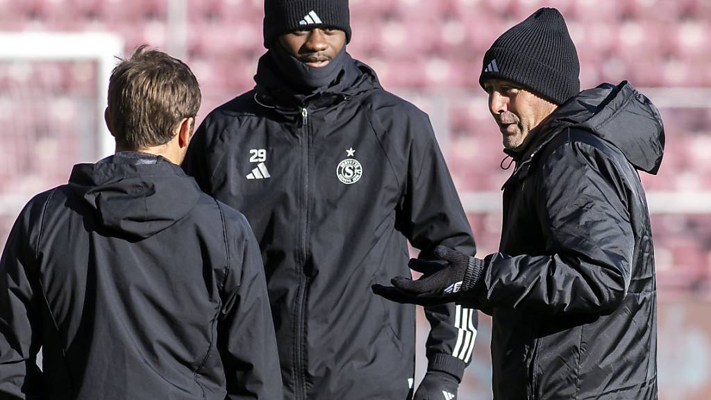 René Weiler am Tag vor dem Match gegen die AS Roma im Gespräch mit Chris Bedia (Mitte) und Timothé Cognat (links)