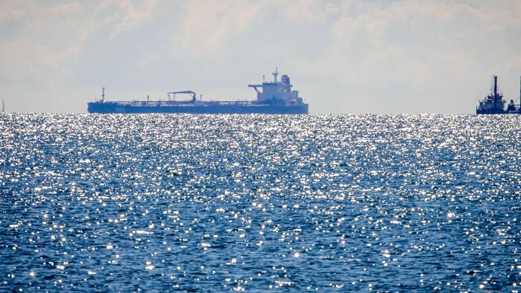 ARCHIV - Der Tanker «Eventin» liegt weiter vor der Küste der Insel Rügen. Der Tanker ist eines von mehr als 150 Schiffen der sogenannten russischen Schattenflotte. Foto: Jens Büttner/dpa