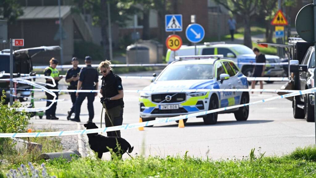 dpatopbilder - Polizei am Tatort vor einer Moschee in Örebro. Foto: Fredrik Sandberg/TT NEWS AGENCY/AP/dpa