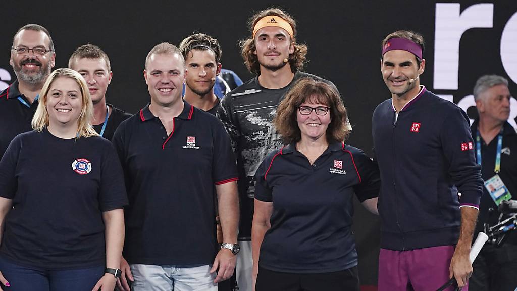 Roger Federer, Stefanos Tsitsipas und Dominic Thiem posieren mit australischen Feuerwehrleuten