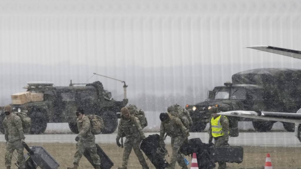 Im Rahmen der angekündigten Verstärkung der US-Truppen in Europa sind am Sonntagnachmittag (06.02.2022) weitere amerikanische Soldaten in Polen gelandet. Foto: Czarek Sokolowski/AP/dpa