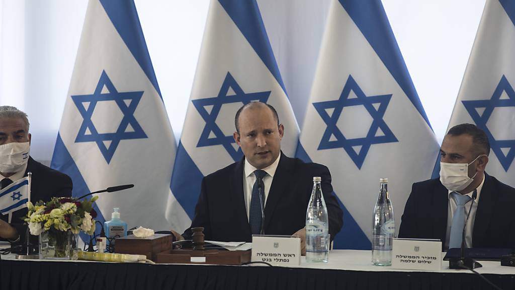 Naftali Bennett (M), Premierminister von Israel, spricht während einer Sondersitzung der Regierung im Kibbutz Mevo Chama. Foto: Nir Elias/Pool Reuters/AP/dpa