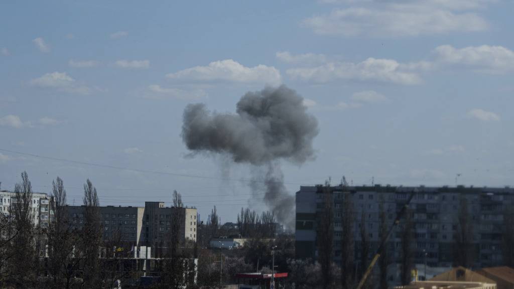 ARCHIV - Rauch steigt von einer Explosion nach einem russischen Drohnenangriff in Sumy auf. Foto: Evgeniy Maloletka/AP/dpa