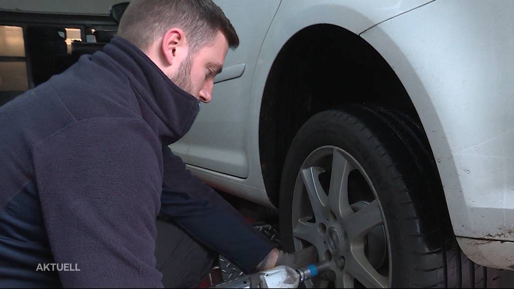 Rutschpartie: Viele Autofahrer denken erst jetzt an den Reifenwechsel