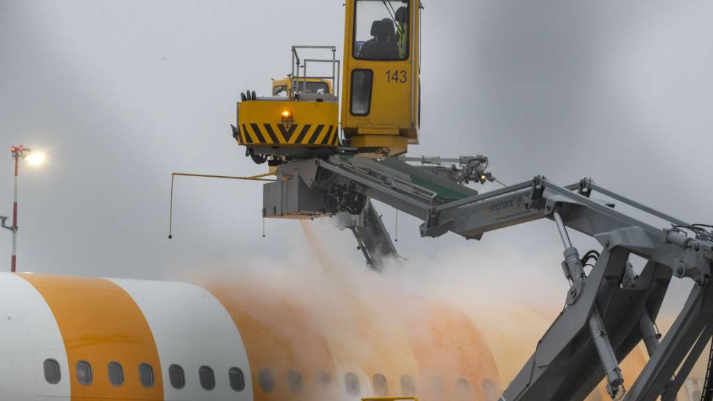 Wegen Schneefalls und Glatteiswarnungen sind am Frankfurter Flughafen Flüge gestrichen worden. (Archivbild)