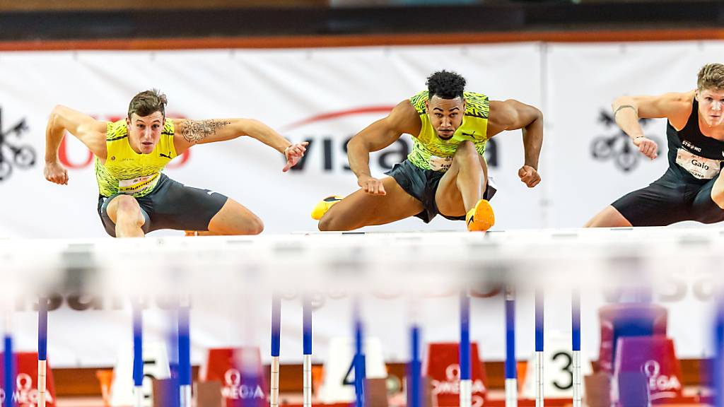 An den Schweizer Meisterschaften im Februar forderte Zehnkämpfer Simon Ehammer (links) den neben ihn startenden Hürdensprinter Jason Joseph heraus