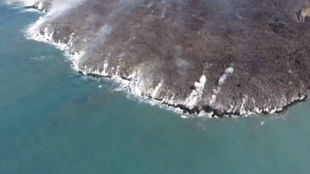 Lava fliesst ins Meer und bildet Landzunge