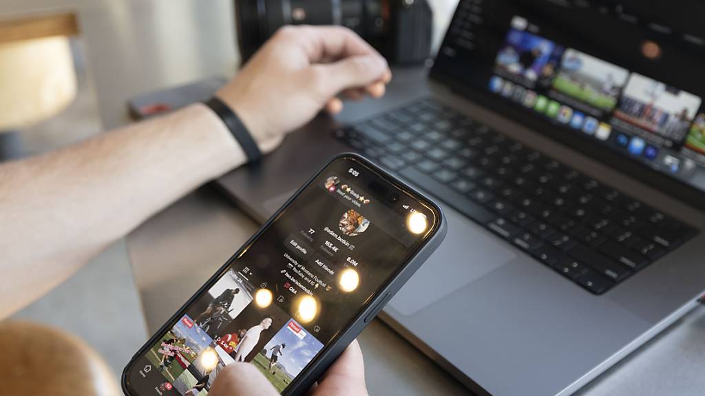 Onlinewerbung wie diese von Influencerinnen und Influencern findet in der Schweiz wenig Anklang. Für Kaufentscheide sind Vergleichsportale, markeneigene Websites oder Rezensionen wichtiger. (Symbolbild)