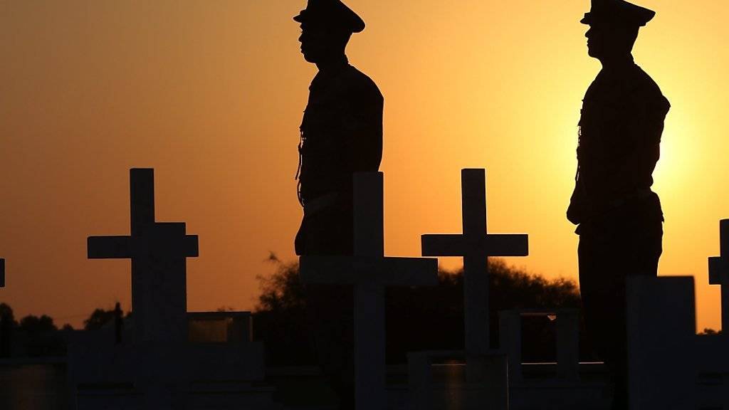 Soldaten in Nikosia gedenken der Todesopfer, welche die türkische Militärinvasion 1974 gefordert hatte.