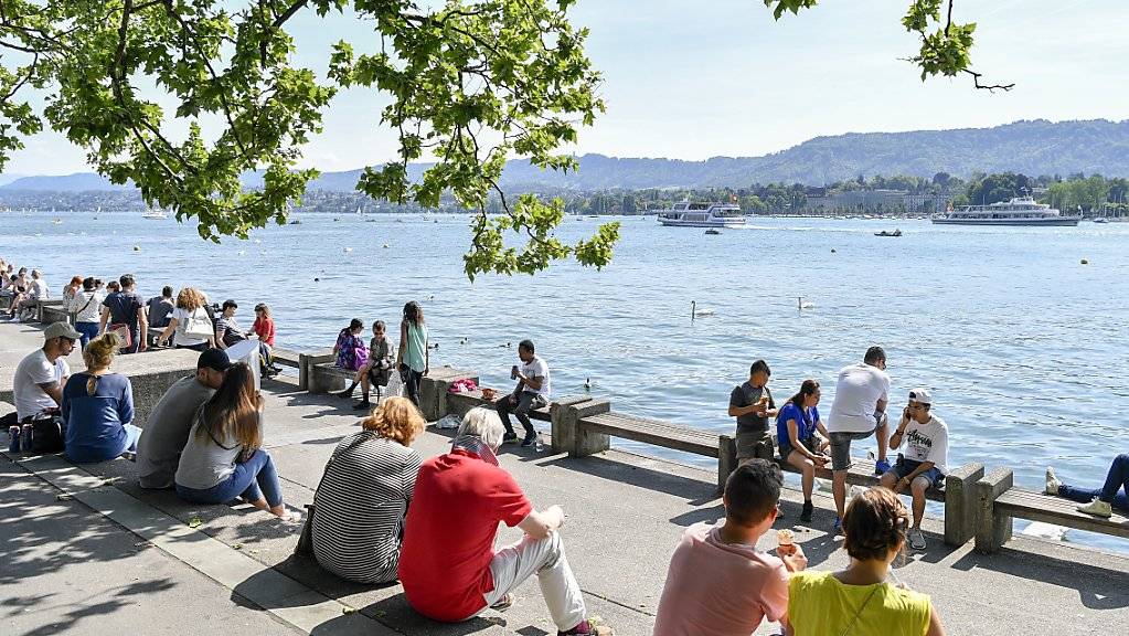 Menschen geniessen im letzten Frühling am Zürichsee fast sommerliche Temperaturen. (Archivbild)