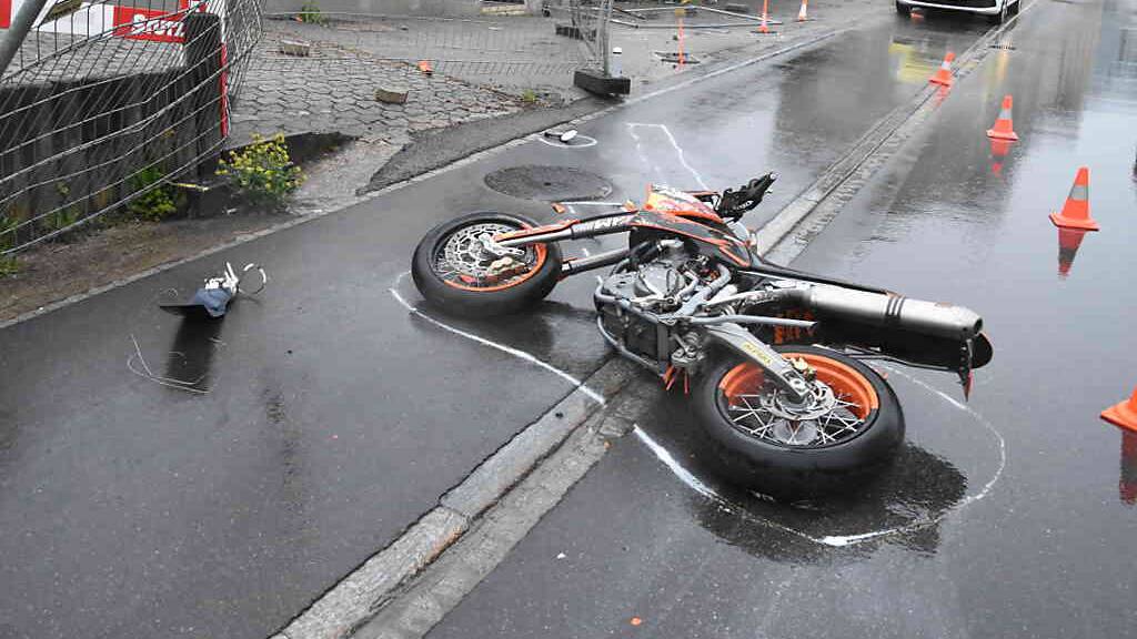 Bei einem Selbstunfall in Degersheim SG hat sich ein Motorradfahrer am Samstagabend schwere Verletzungen zugezogen.