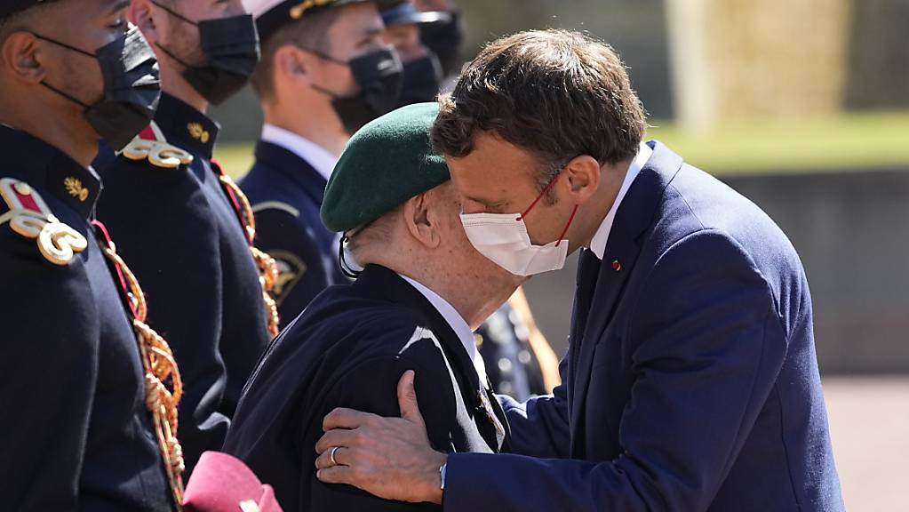 Emmanuel Macron, Präsident von Frankreich, küsst Leon Gautier (rechts), 98-jähriger französischer Veteran des Zweiten Weltkriegs und letzter Überlebender des Kieffer-Kommandos, bei einer Feier in der Gedenkstätte Mont-Valérien bei Paris auf die Wange.