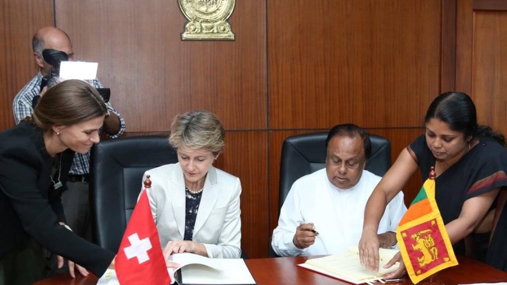 Bundesrätin Simonetta Sommaruga und der sri-lankische Innenminister Seneviratne Bandara Nawinne unterzeichnen das Migrationsabkommen.