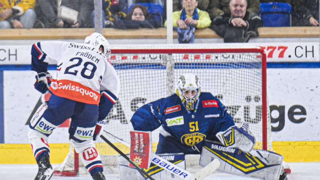 Der Zürcher Jesper Fröden trifft im Penaltyschiessen gegen den Davoser Goalie Luca Hollenstein