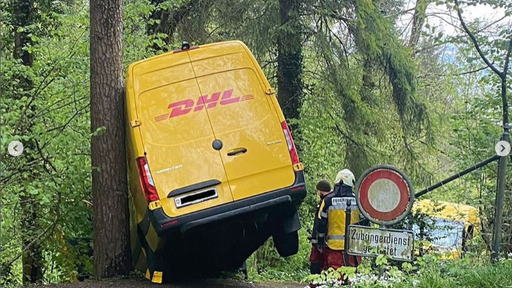 Feuerwehr muss Lieferwagen in Männedorf aus Wald bergen