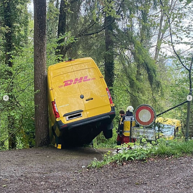 Feuerwehr muss Lieferwagen in Männedorf aus Wald bergen