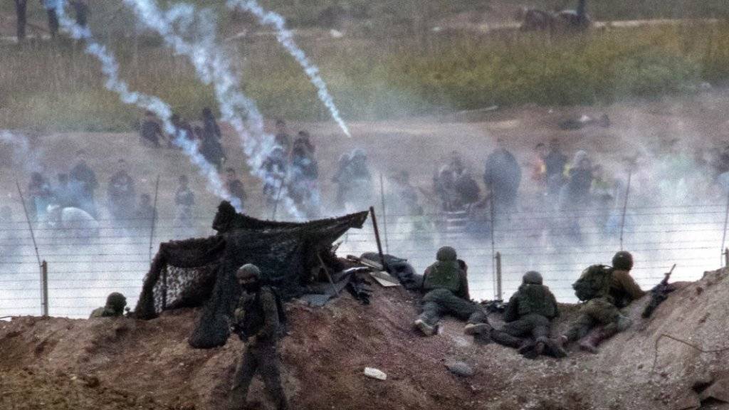 Israelische Soldaten und palästinensische Demonstranten treffen an der Grenze zum Gazastreifen aufeinander. (Archivbild)
