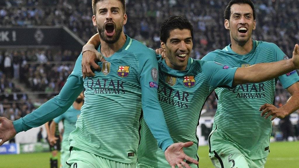 Barcelonas Innenverteidiger Gerard Piqué (links) feiert mit seinen Teamkollegen den 2:1-Siegtreffer
