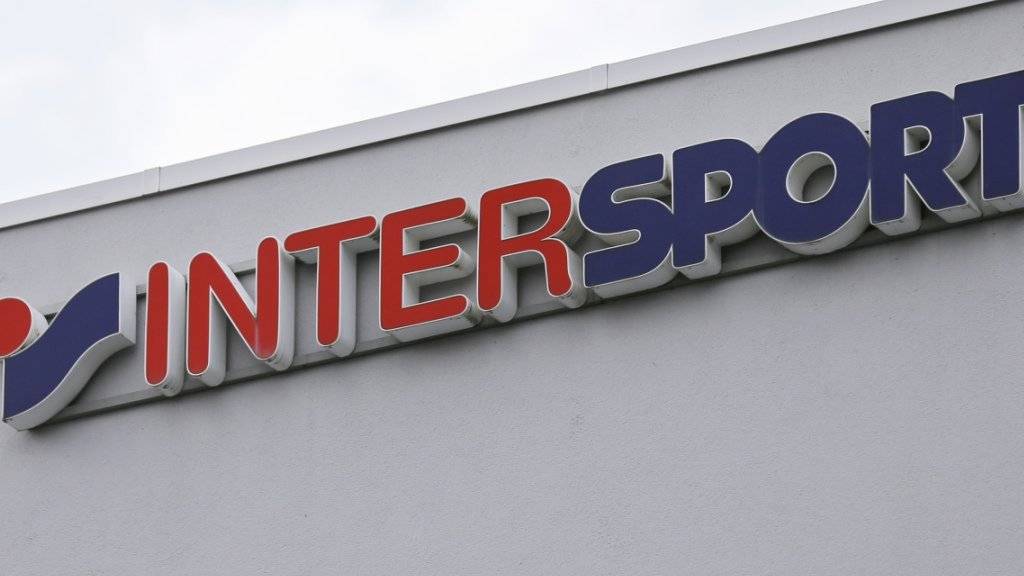 Das Logo der Intersport PSC am Hauptsitz in Ostermundigen BE: Das Unternehmen muss einen deutlichen Umsatzrückgang hinnehmen.