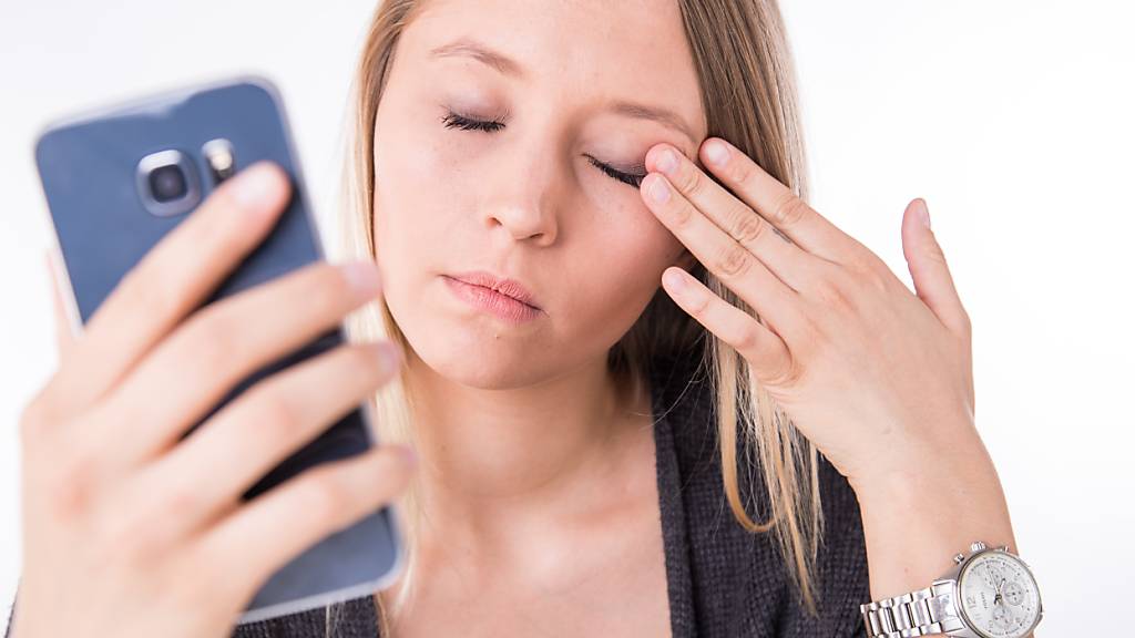 «Studien weisen darauf hin, dass jeder Zweite, der Computer und Smartphones intensiv nutzt, unter CVS leidet», sagte Wolf Lagreze von der Deutschen Ophthalmologischen Gesellschaft (DOG). (Archivbild)