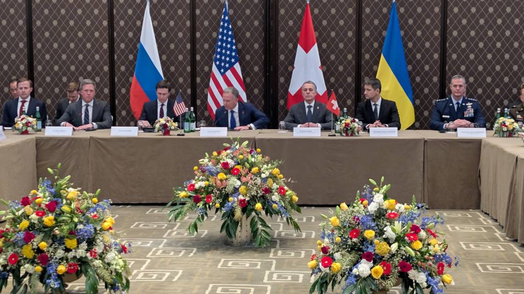 HANDOUT - Auf diesem vom Pressebüro des Nationalen Sicherheits- und Verteidigungsrates der Ukraine zur Verfügung gestellten Foto nimmt die US-Delegation Delegation an der nächsten Runde der trilateralen Gespräche zwischen den USA, der Ukraine und Russland über den Krieg zwischen Russland und der Ukraine teil. Foto: -/Ukrainian National Security and Defense Council press office/AP/dpa - ACHTUNG: Nur zur redaktionellen Verwendung und nur mit vollständiger Nennung des vorstehenden Credits