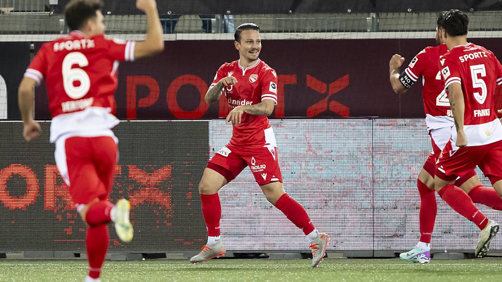 Thuns Helios Sessolo (Mitte) bejubelt sein Tor zum 2:1 gegen Vaduz