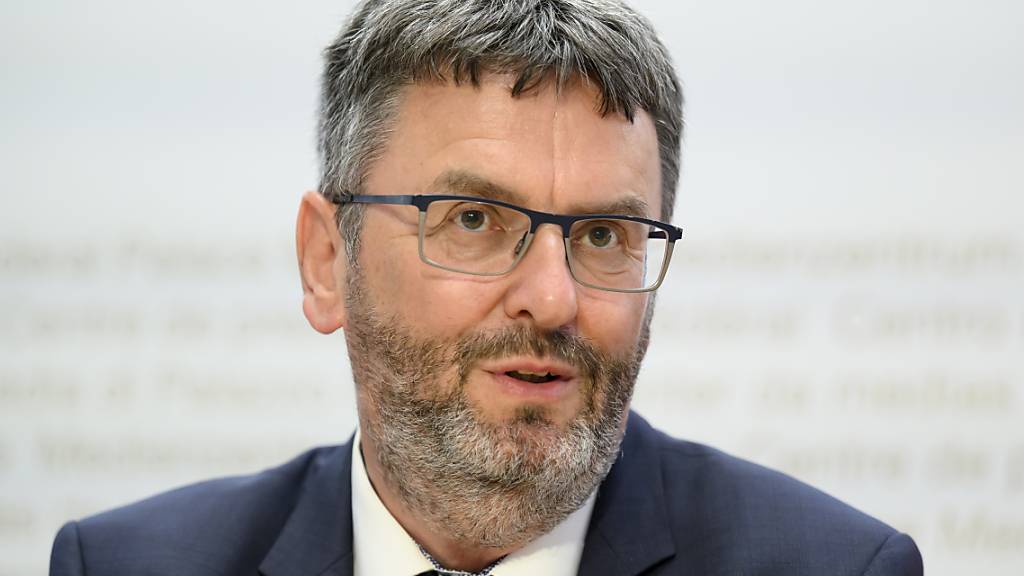Für die steigenden ÖV-Tarife auf den Fahrplanwechsel ist laut Verkehrs-Direktor Peter Füglistaler nicht das Bundesamt für Verkehr (BAV) verantwortlich: Wegen Teuerung und Subventionskürzungen durch den Bundesrat sei eine Tariferhöhung nötig. (Archivbild)