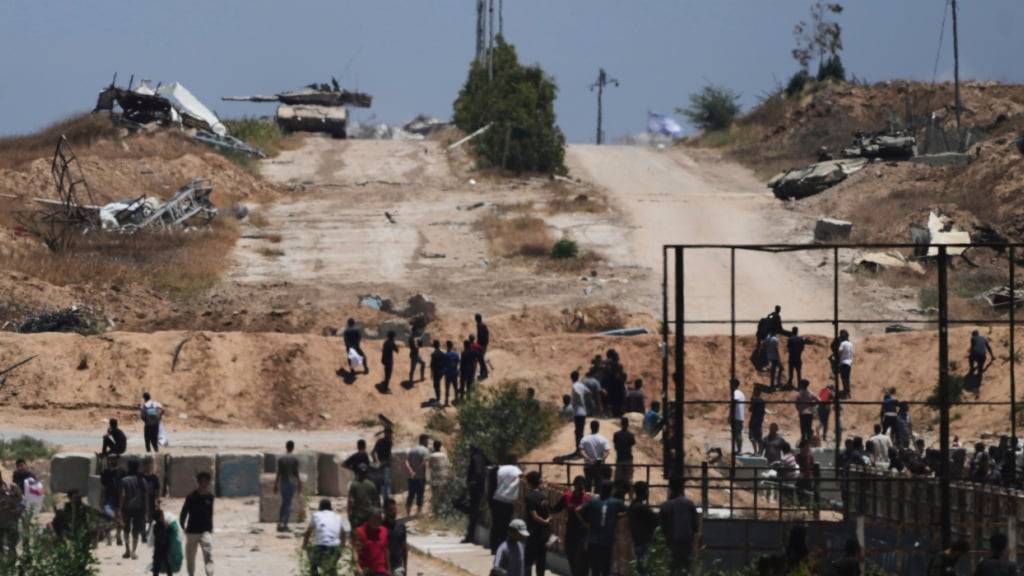 Israelische Panzer gehen in Chan Junis im südlichen Gazastreifen in Stellung neben einem Verteilungszentrum für humanitäre Hilfsgüter. Foto: Abdel Kareem Hana/AP/dpa