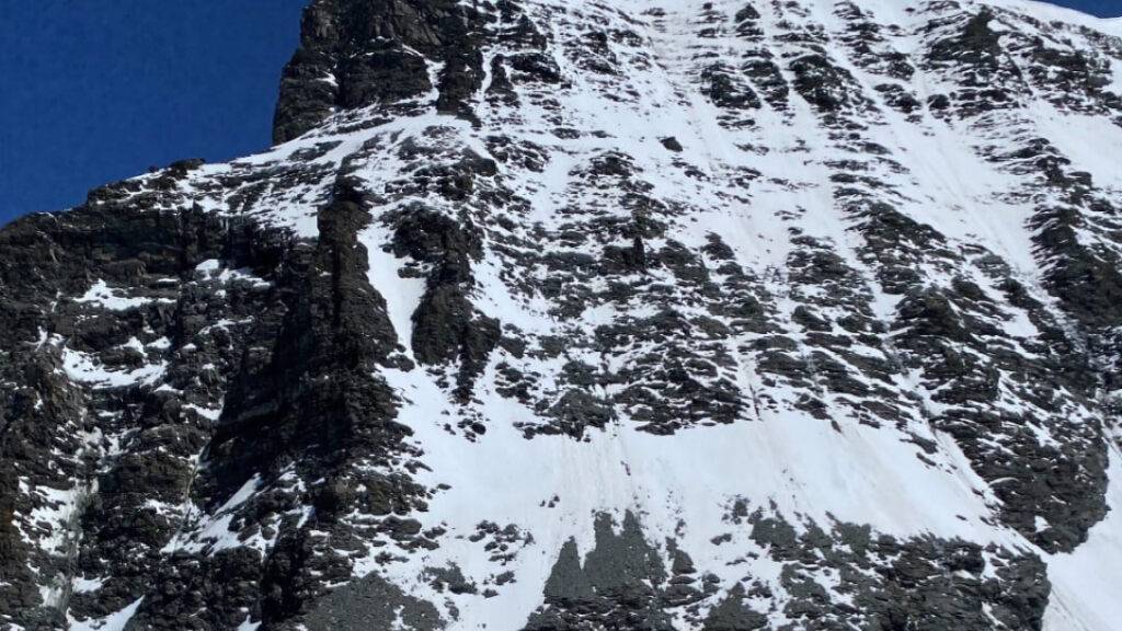 Ein österreichischer Alpinist hat am Combin du Valsorey sein Leben verloren. Der 37-Jährige rutschte in einem schneebedeckten Couloir aus und stürzte 250 Meter in die Tiefe.