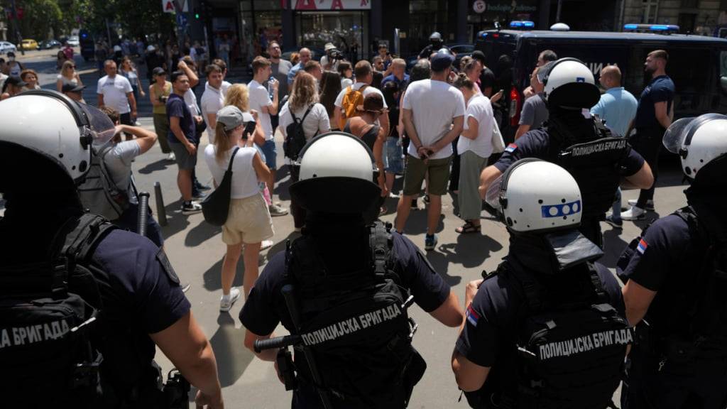 Serbische Bereitschaftspolizisten bewachen in Belgrad eine Kreuzung, nachdem sie Straßenblockaden beseitigt haben. Foto: Darko Vojinovic/AP/dpa