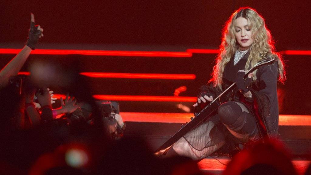 Sie begeistert ihre Fans noch immer: Madonna (hier vor wenigen Tagen in Paris) lieferte im Zürcher Hallenstadion eine fulminante Show - allerdings nicht ohne Schwachstellen (Archiv).