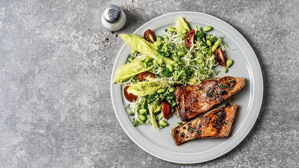 Das Fleisch muss sofort nach dem Grillieren auf den Teller!