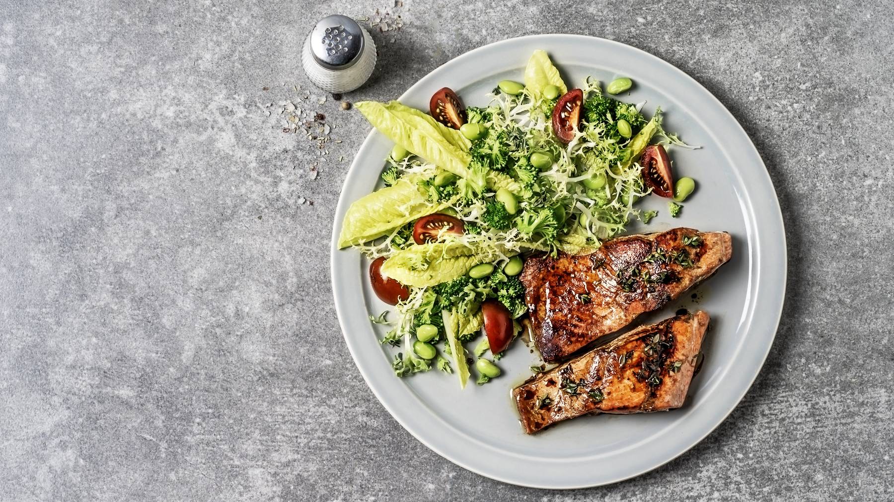 Das Fleisch muss sofort nach dem Grillieren auf den Teller!