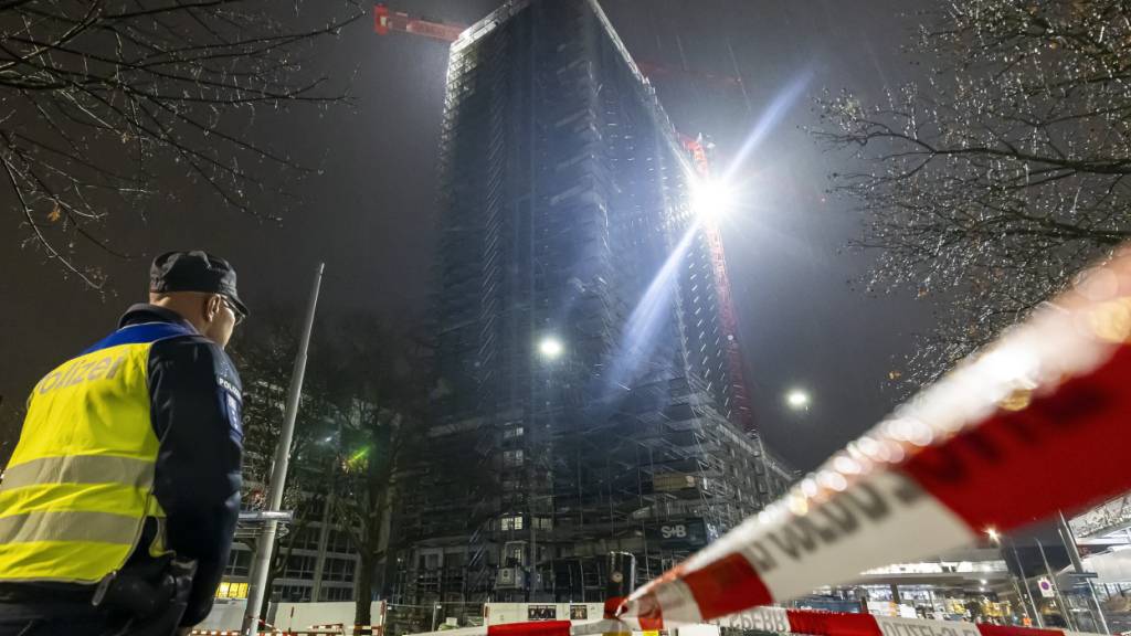 Das Baugerüst des Hochhauses in Zürich-Oerlikon ist instabil, es besteht die Möglichkeit, dass es einstürzt.