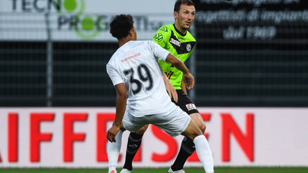 Servettes Alexis Martial (Nummer 39) gegen Luganos Stürmer Alexander Gerndtf